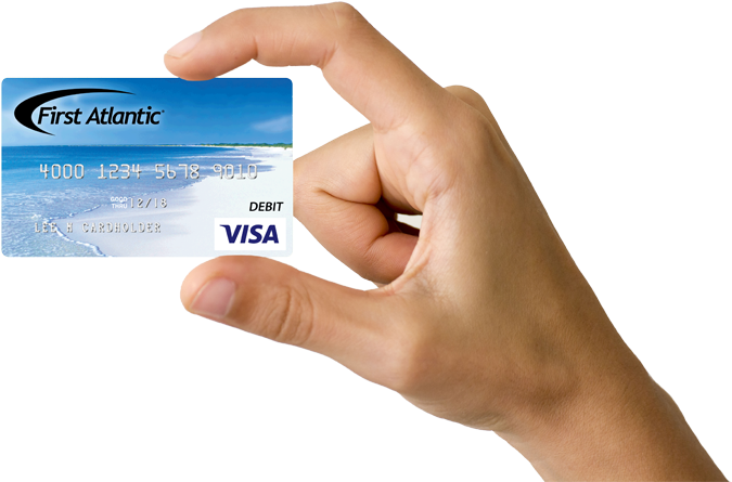 Tangan pria memegang kartu kredit gambar PNG