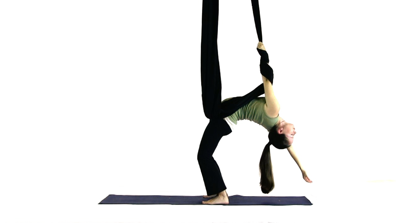 Yoga aérien pose PNG Transparent Photo